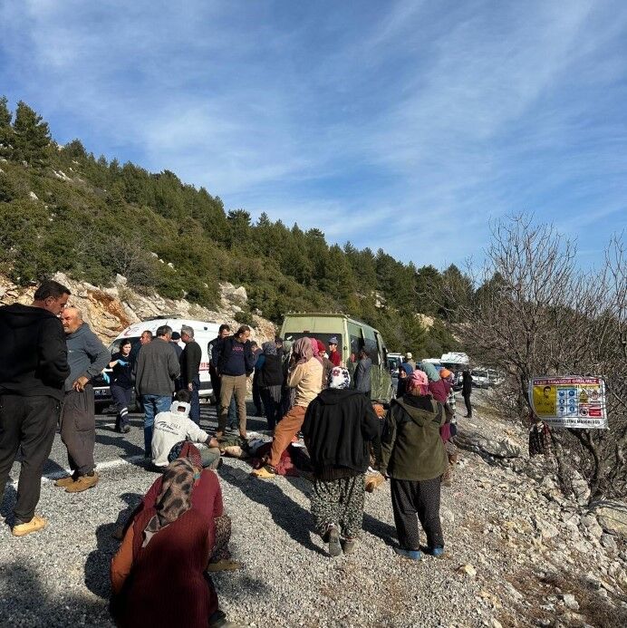 İşçi̇leri̇ Taşiyan Mi̇ni̇büs Uçuruma Yuvarlandi! Çok Sayida Ölü Ve Yarali Var (1)