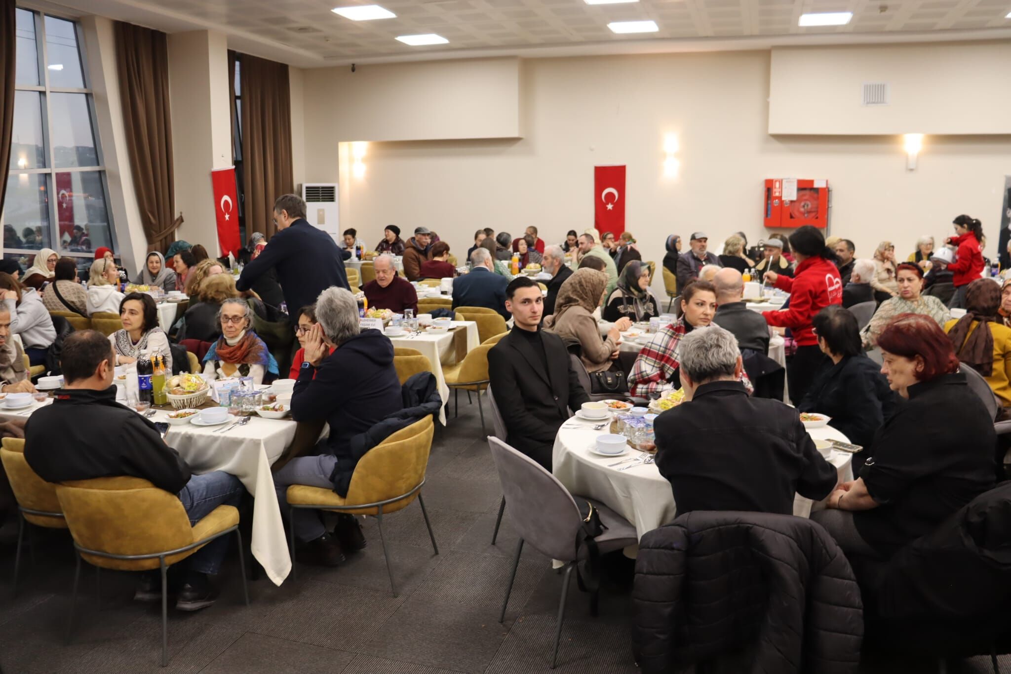 Izmit Belediyesi Asirlik Çinarlarla Iftar Sofrasinda Bulustu (3)