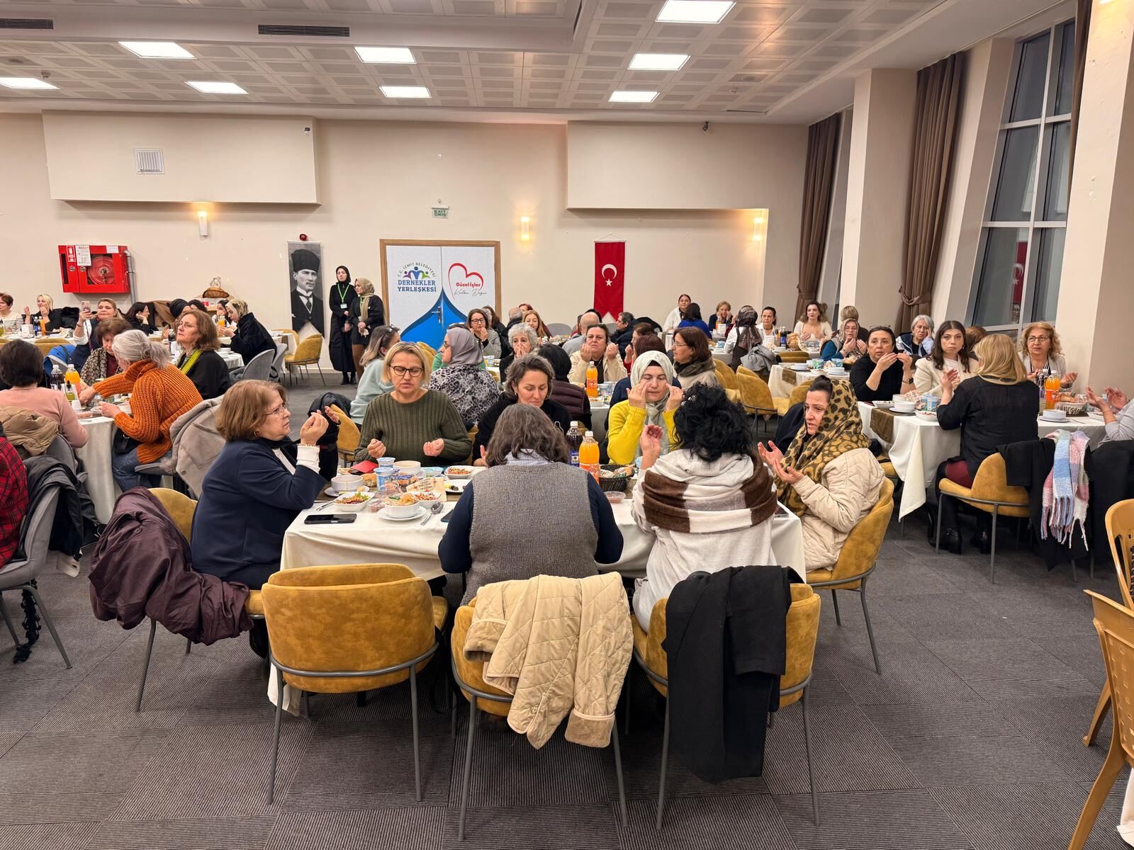 Izmit Belediyesi, Kadin Dernekleriyle Ayni Sofrada Bulustu (3)