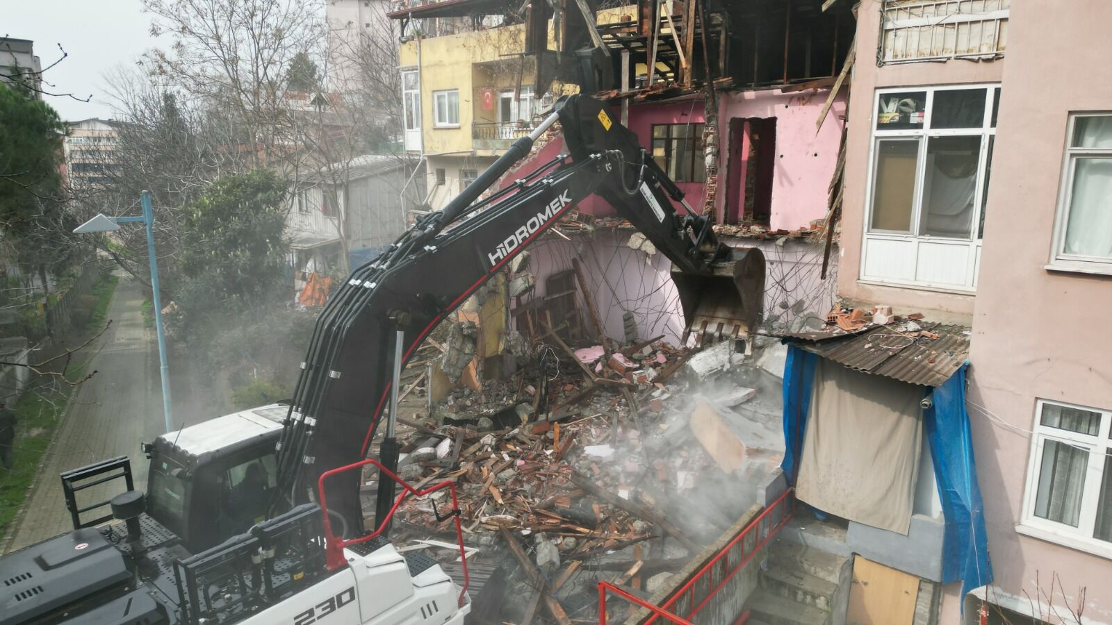 İzmit Belediyesi, Kozluk’ta Tehlike Oluşturan Metruk Binayı Yıktı (1)