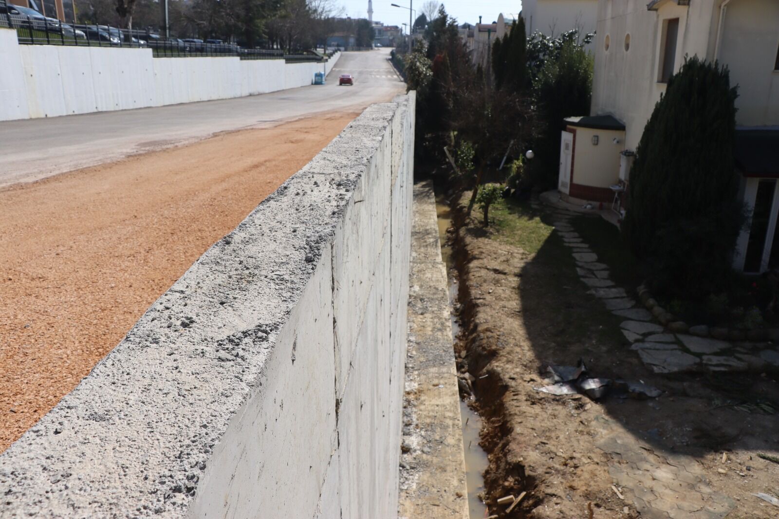 Izmit Belediyesinden Tüysüzler'e Yeni Istinat Duvari (2)