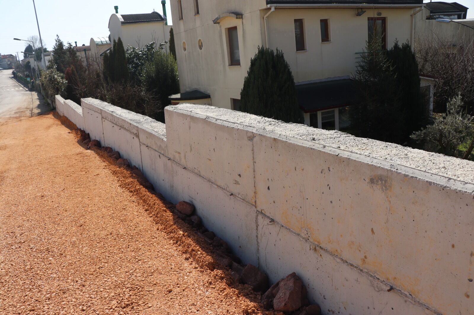 Izmit Belediyesinden Tüysüzler'e Yeni Istinat Duvari (3)