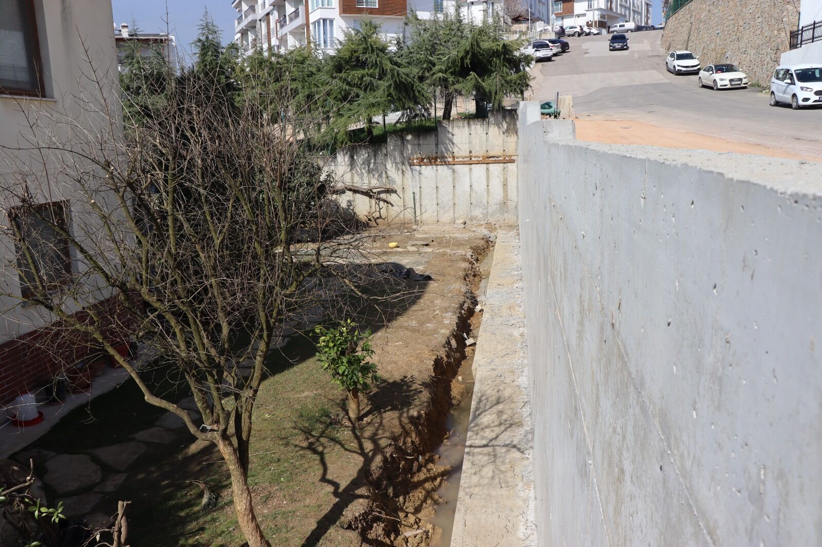 Izmit Belediyesinden Tüysüzler'e Yeni Istinat Duvari (4)