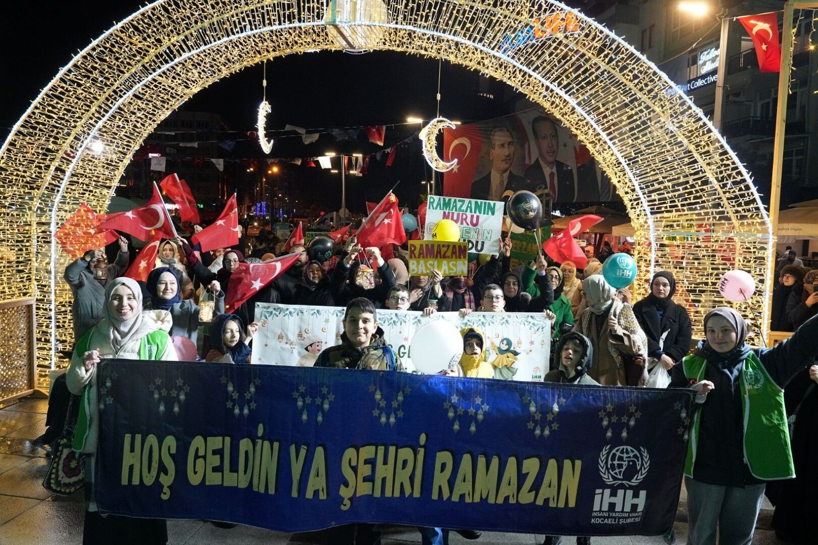 İzmit Kent Meydanı'nda Ramazan Dopdolu Geçti (10)