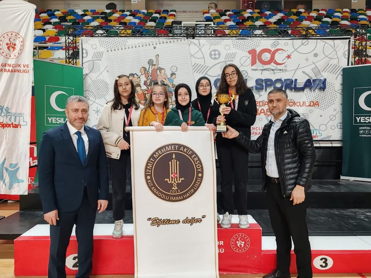 İzmi̇t Mehmet Aki̇f Ersoy Proje Kiz İhl’den Satrançta Kocaeli̇ Başarisi 1