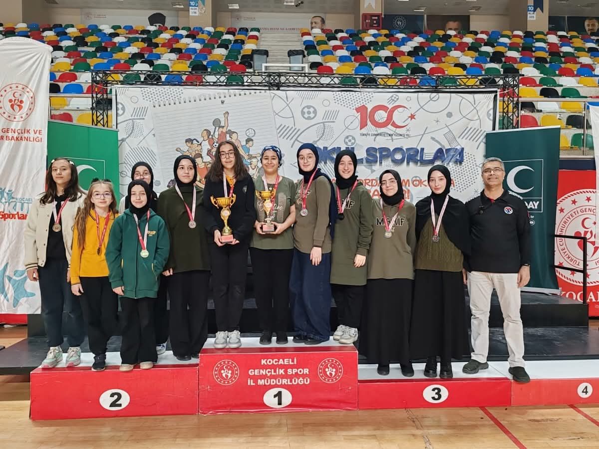 İzmi̇t Mehmet Aki̇f Ersoy Proje Kiz İhl’den Satrançta Kocaeli̇ Başarisi 2