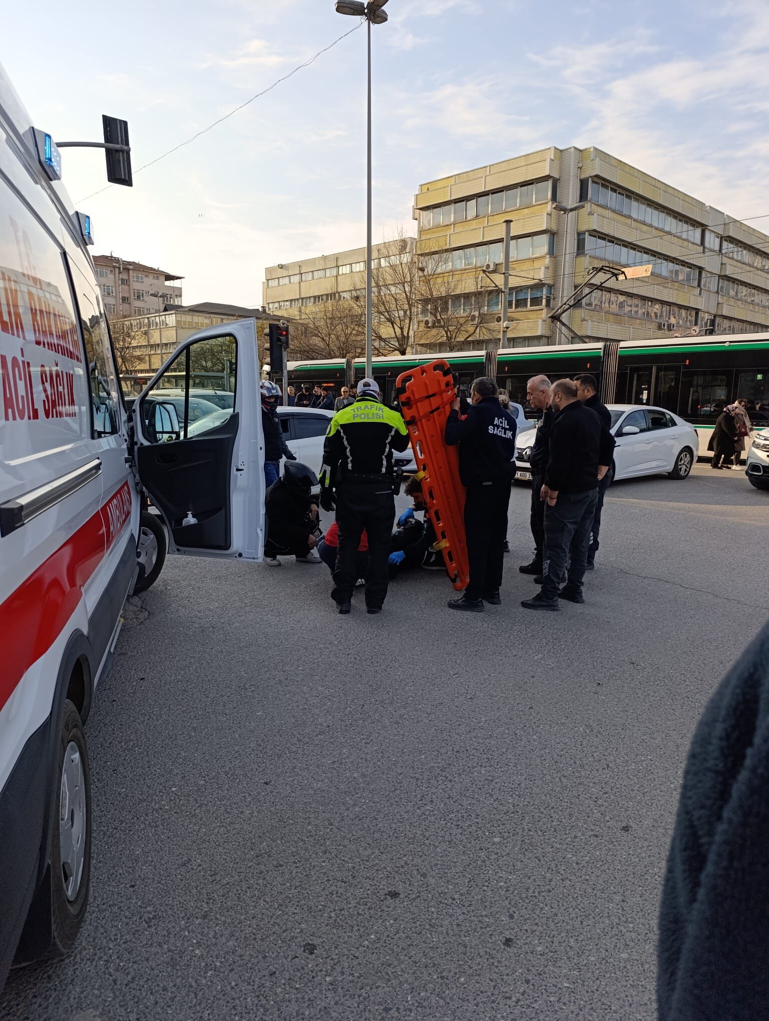 İzmi̇t Mi̇lli̇ İrade Meydani’nda Trafi̇k Kazasi Motosi̇klet Sürücüsü Yaralandi (1)-1