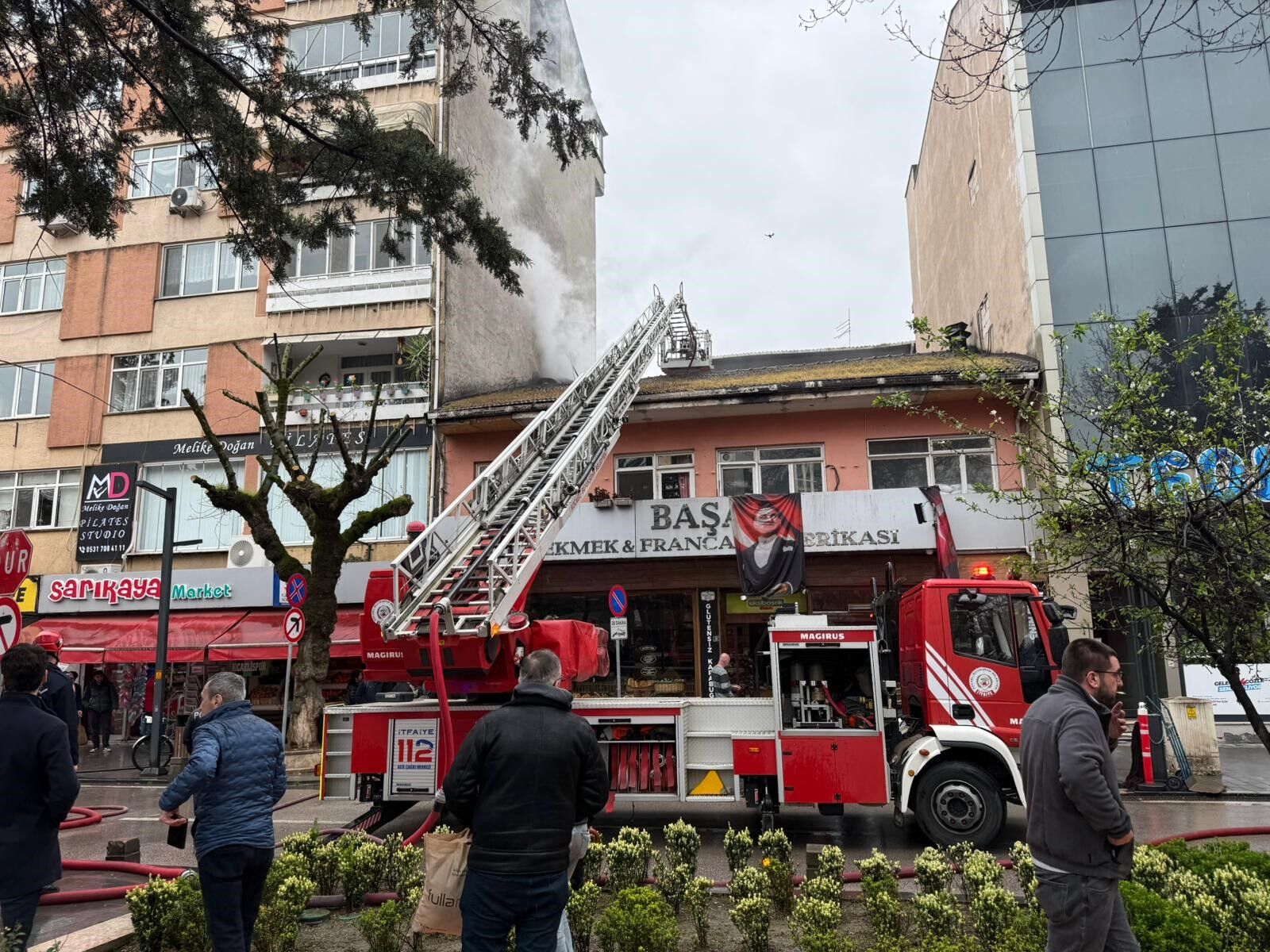 İzmi̇t’te Firin Bacasi Yangini 3 Ki̇şi̇ Etki̇lendi̇ (1)