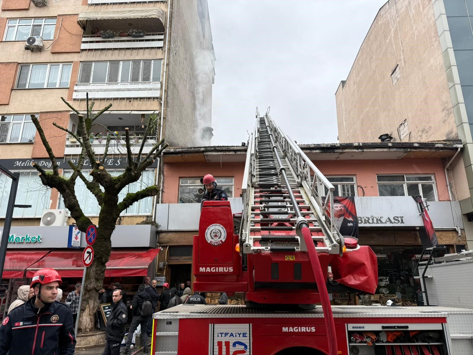 İzmi̇t’te Firin Bacasi Yangini 3 Ki̇şi̇ Etki̇lendi̇ (3)