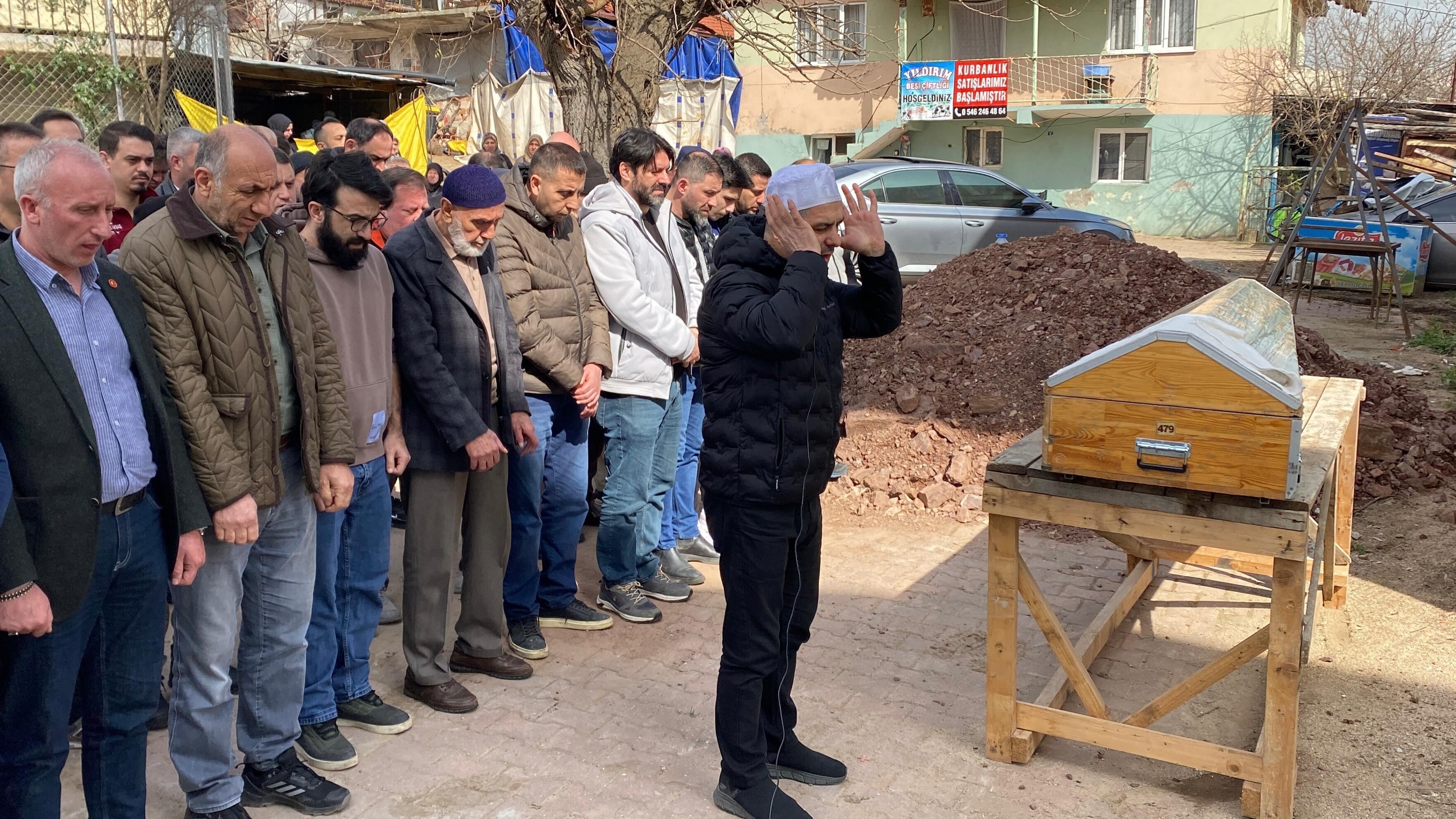 İzmi̇t'te Ki̇ Yanginda Hayatini Kaybeden Cahi̇t Tanil Son Yolculuğuna Uğurlandi 01