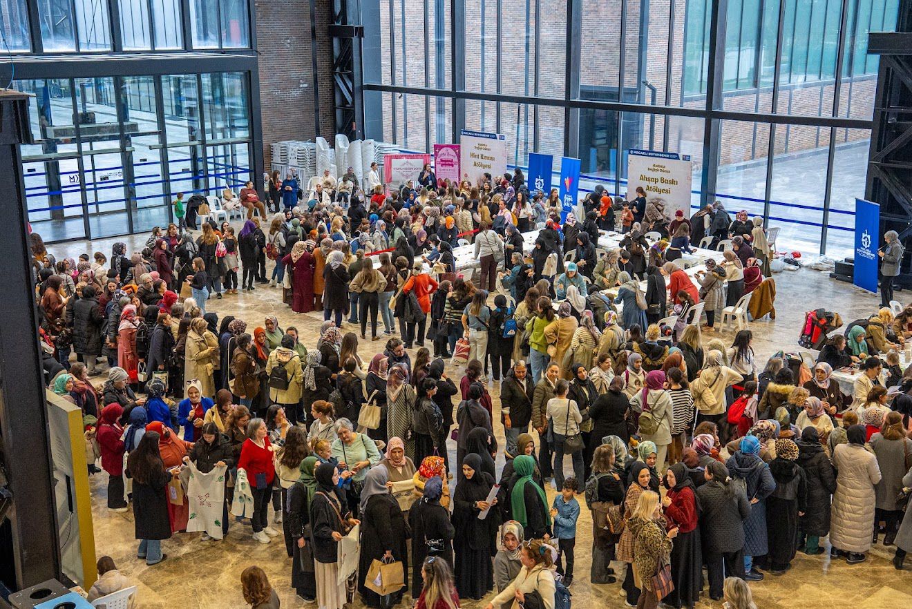 “Kadinla Deği̇şi̇r Dünya” (5)