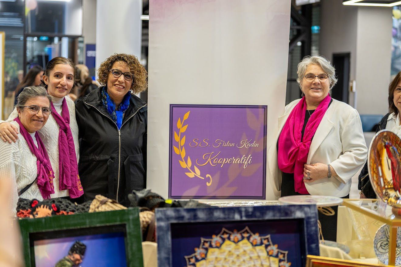 “Kadinla Deği̇şi̇r Dünya” (6)