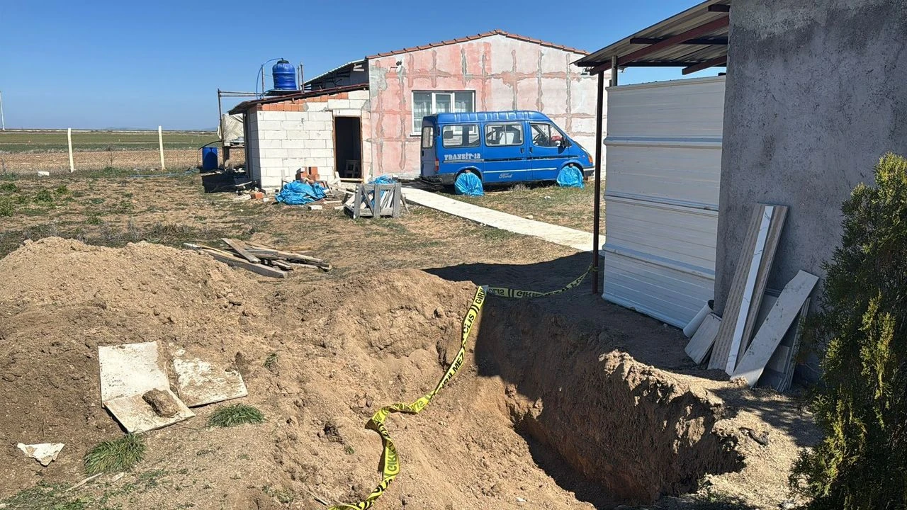 Kan Donduran Olay 13 Yaşindaki̇ Kayip Kiz Babasinin Bahçesi̇nde Ölü Bulundu (2)