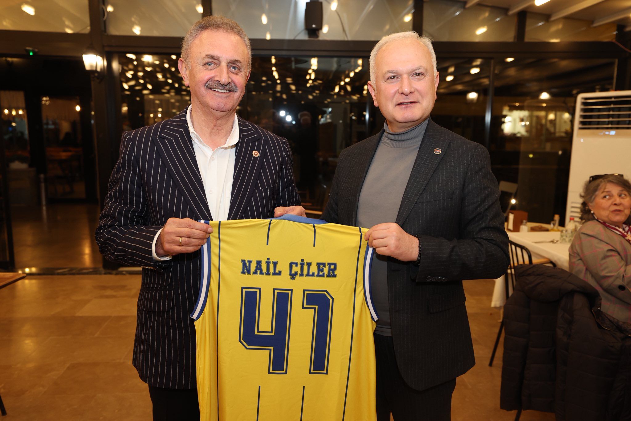 Karamürsel Belediye Başkanı Ahmet Çalık’ın Ev Sahipliğinde Düzenlenen Iftar Programı, Kocaeli Siyasetinin Önemli Isimlerini Bir Araya Getirdi. Papuli Köy Evi’nde Gerçekleşen Buluşma, Ramazan Ayının Manevi Atmosferinde (1)