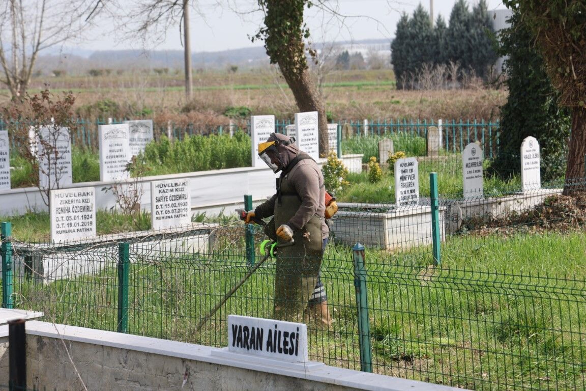 Kartepe Beledi̇yesi̇ Mezarliklari Bayrama Hazirliyor