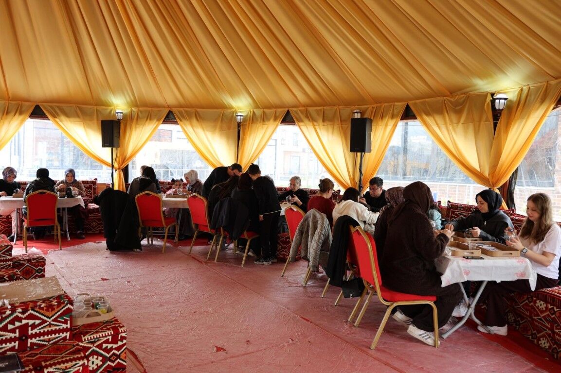 Kartepe Belediyesi’nin Kent Meydanı’nda Kurduğu Otağ Çadırı, Ramazan Ayında Mozaik Lamba Ve Çini Atölyeleriyle Sanatın Ve Geleneksel El Sanatlarının Buluşma Noktası Oldu (3)