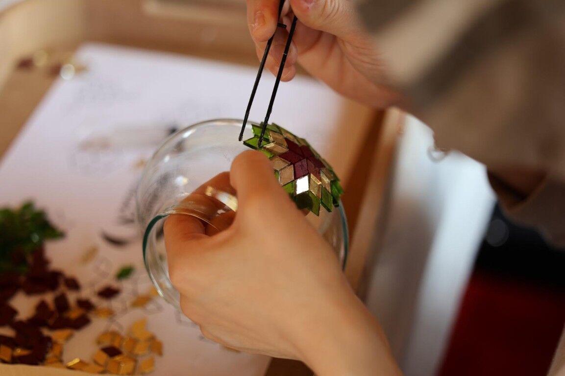 Kartepe Belediyesi’nin Kent Meydanı’nda Kurduğu Otağ Çadırı, Ramazan Ayında Mozaik Lamba Ve Çini Atölyeleriyle Sanatın Ve Geleneksel El Sanatlarının Buluşma Noktası Oldu (4)