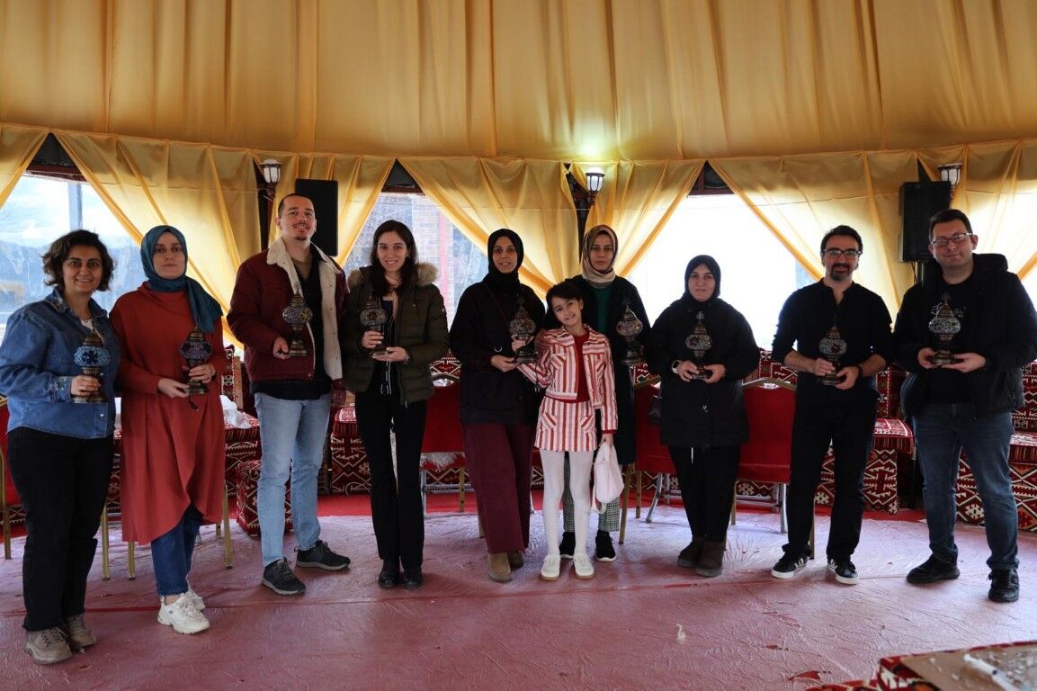 Kartepe Belediyesi’nin Kent Meydanı’nda Kurduğu Otağ Çadırı, Ramazan Ayında Mozaik Lamba Ve Çini Atölyeleriyle Sanatın Ve Geleneksel El Sanatlarının Buluşma Noktası Oldu (7)