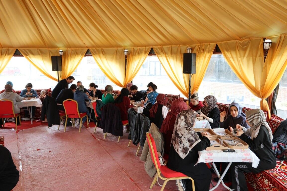 Kartepe Belediyesi’nin Kent Meydanı’nda Kurduğu Otağ Çadırı, Ramazan Ayında Mozaik Lamba Ve Çini Atölyeleriyle Sanatın Ve Geleneksel El Sanatlarının Buluşma Noktası Oldu (8)