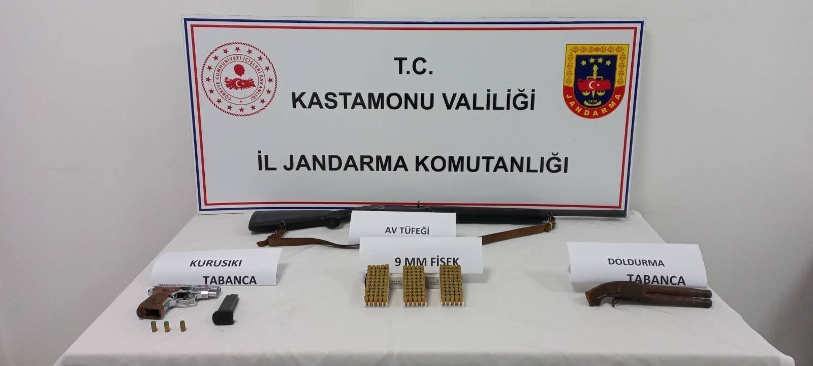 Kastamonu’da Jandarma Ekiplerinin Gerçekleştirdiği Denetimde 4 Tabanca, 1 Av Tüfeği Ve Çok Sayıda Fişek Ele Geçirildi. Olayla Ilgili 3 Şüpheli Hakkında Adli Işlem Başlatıldı (1)