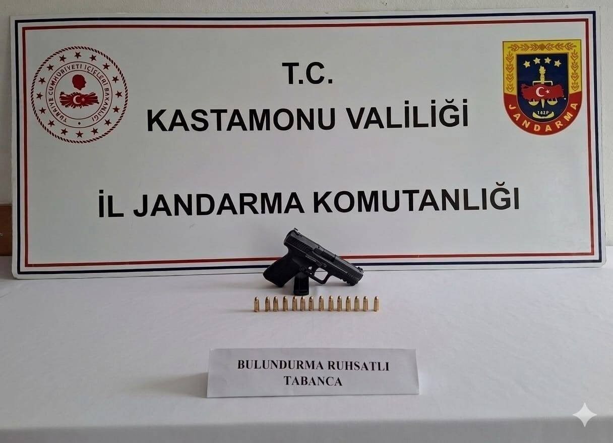 Kastamonu’da Jandarma Ekiplerinin Gerçekleştirdiği Denetimde 4 Tabanca, 1 Av Tüfeği Ve Çok Sayıda Fişek Ele Geçirildi. Olayla Ilgili 3 Şüpheli Hakkında Adli Işlem Başlatıldı (3)