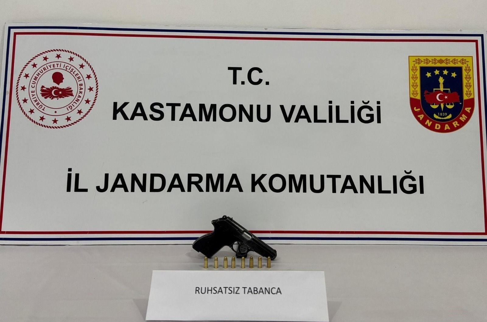 Kastamonu’da Jandarma Ekiplerinin Gerçekleştirdiği Denetimde 4 Tabanca, 1 Av Tüfeği Ve Çok Sayıda Fişek Ele Geçirildi. Olayla Ilgili 3 Şüpheli Hakkında Adli Işlem Başlatıldı (4)