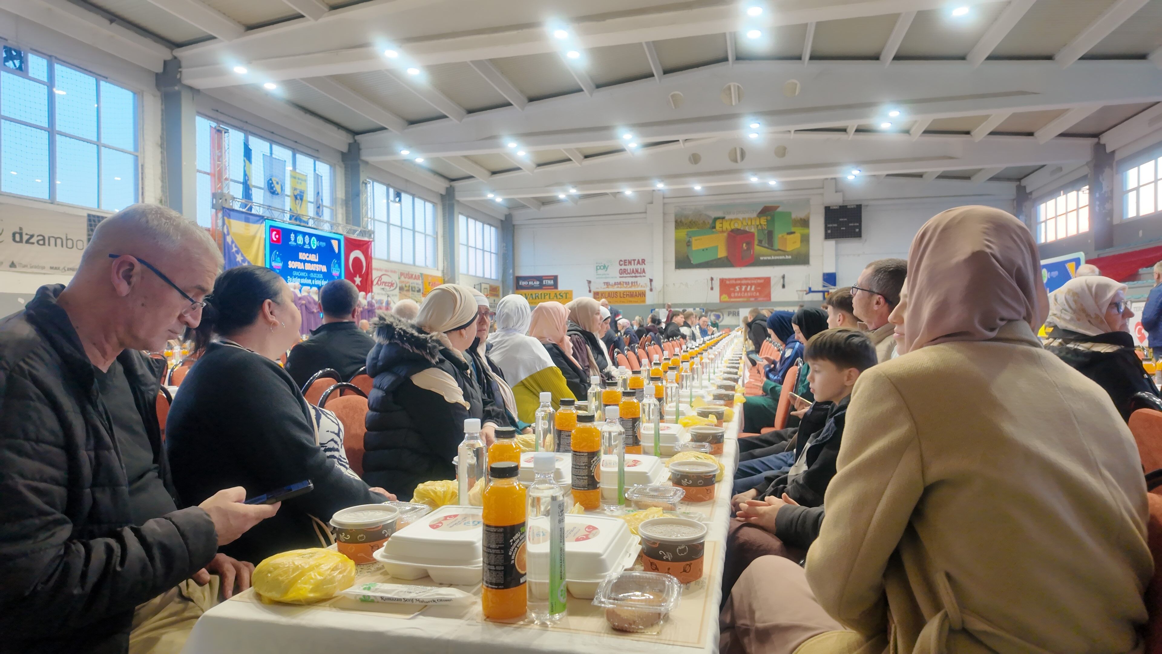 Kocaeli Büyükşehir Belediyesi, Ramazan Ayı Kapsamında Bosna Hersek’in Gracanica Şehrinde Yüzlerce Kişinin Katıldığı Kardeşlik Iftarı Düzenledi. Aynı Sofrada Buluşan Bosnalılar, Dualar Eşliğinde Oruçlarını Açtı (3)