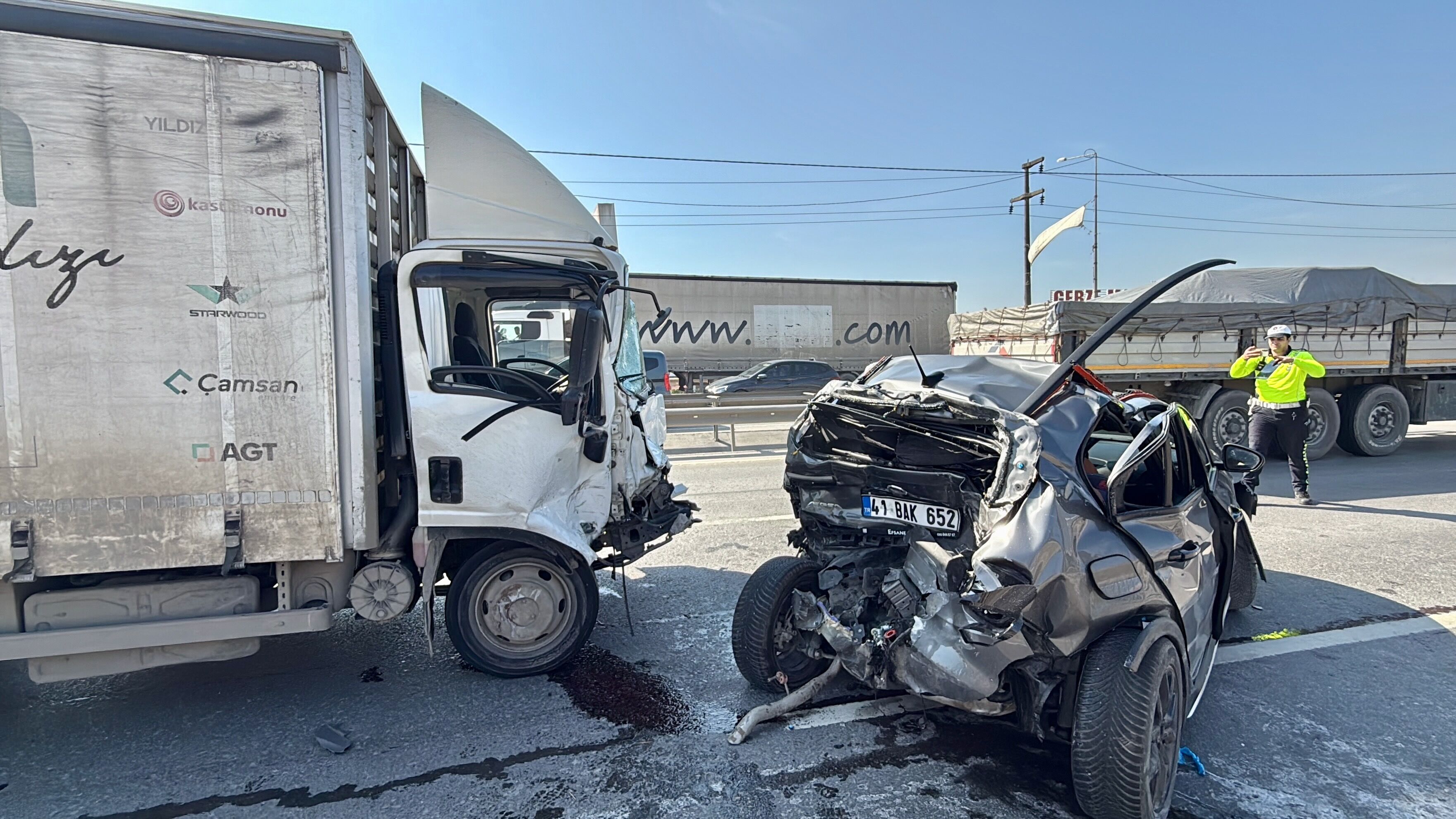 Kocaeli̇ D 100'De Feci̇ Kaza! 1'İ Bebek 2 Ki̇şi̇ Yaralandi 2