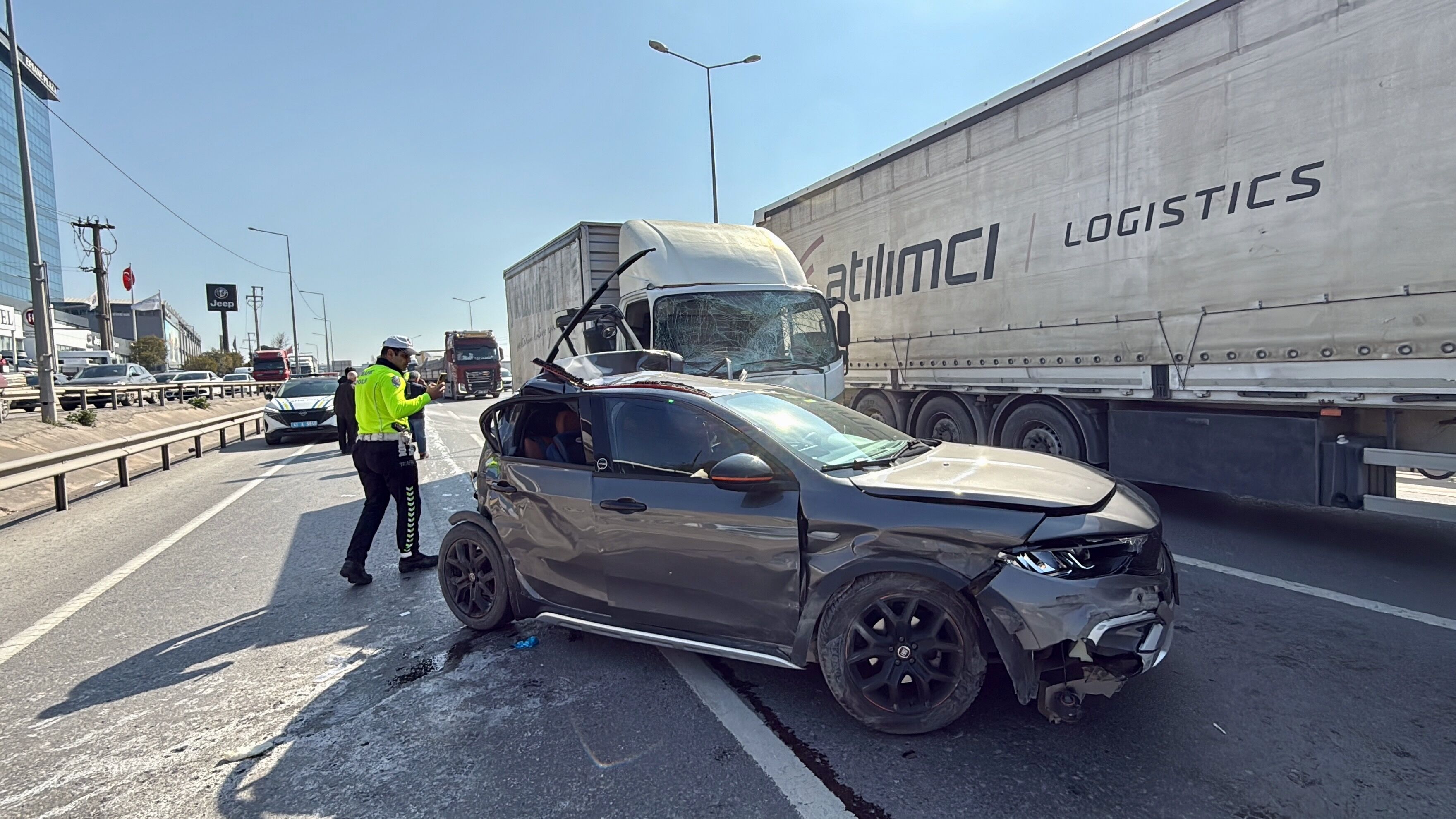 Kocaeli̇ D 100'De Feci̇ Kaza! 1'İ Bebek 2 Ki̇şi̇ Yaralandi 3