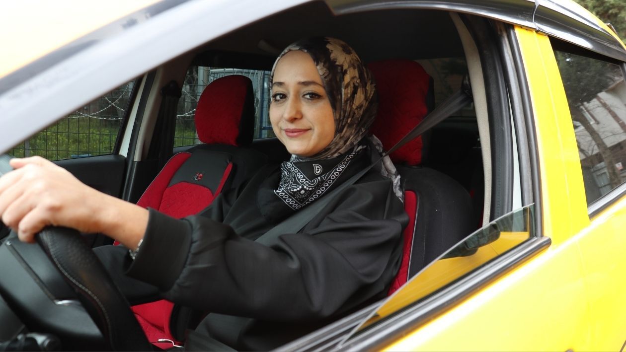 Kocaeli̇’de Kadin Şoför Di̇reksi̇yon Başinda Aşçiliği Birakip Taksi̇ci̇ Oldu (1)