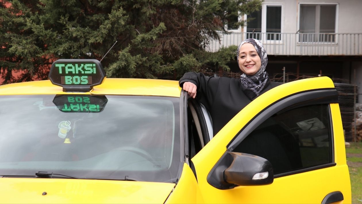 Kocaeli̇’de Kadin Şoför Di̇reksi̇yon Başinda Aşçiliği Birakip Taksi̇ci̇ Oldu (2)