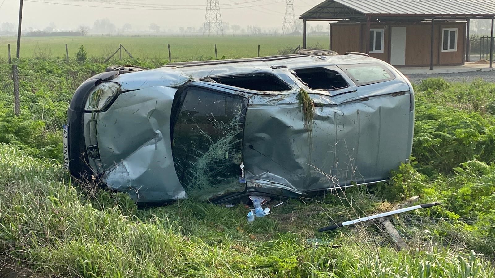 Kocaeli̇'de Kontrolden Çikan Araç Tarlaya Uçtu! 01-1