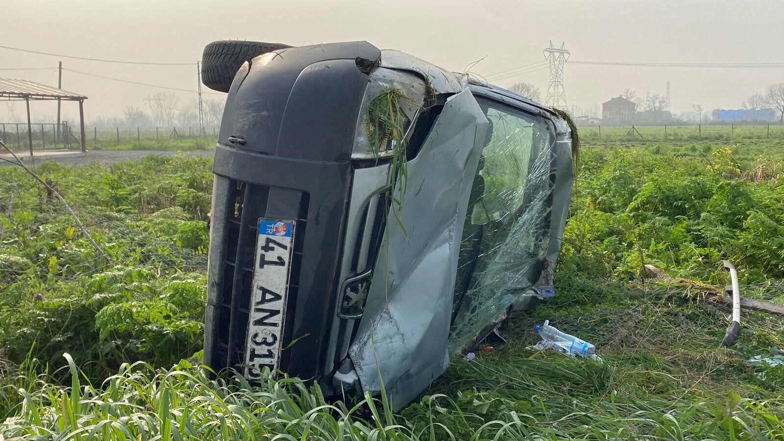 Kocaeli̇'de Kontrolden Çikan Araç Tarlaya Uçtu! 03