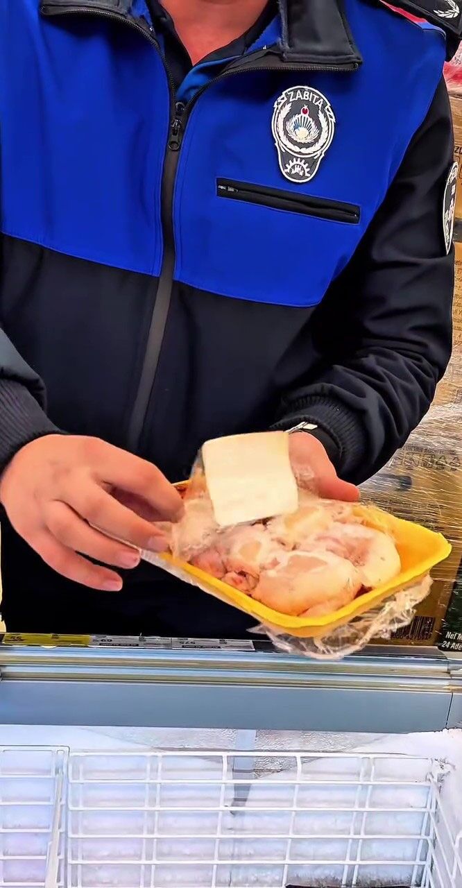 Kocaeli̇'de Market Deneti̇mi̇ Pes Dedi̇rtti̇! Çürük Mallar, Tari̇hi̇ Geçmi̇ş Ürünler Şok Etti̇ 02