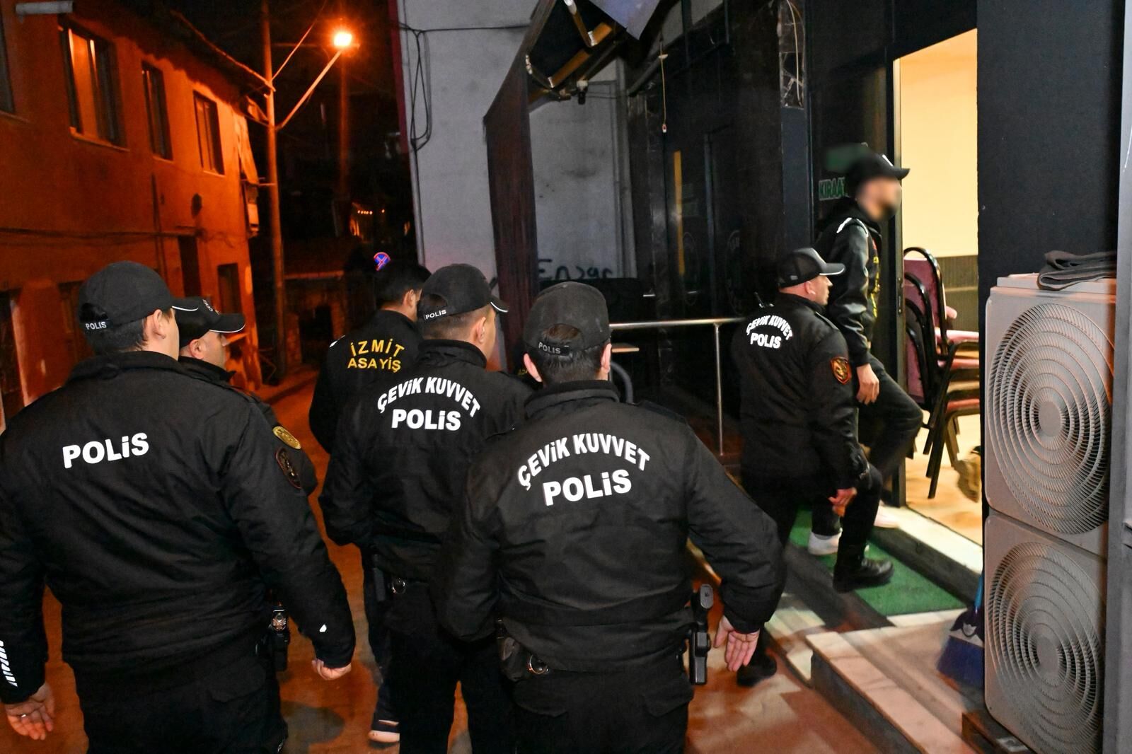 Kocaeli’de Polis Ekiplerinin Kumar, Tombala Ve Yasadışı Bahis Uygulamasında 245 Işletme Ve 2 Bin 416 Kişi Denetlendi. Kumar Oynayan 7 Kişiye 81 Bin 228 Tl Ceza Kesilirken, Aranan 2 Kişi Yakalandı (2)