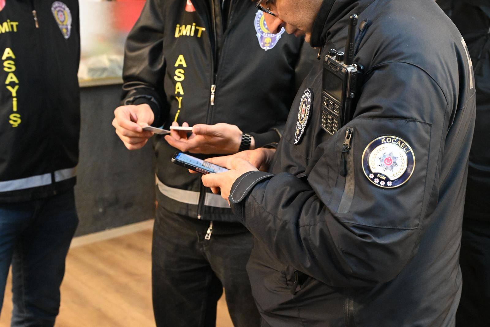 Kocaeli’de Polis Ekiplerinin Kumar, Tombala Ve Yasadışı Bahis Uygulamasında 245 Işletme Ve 2 Bin 416 Kişi Denetlendi. Kumar Oynayan 7 Kişiye 81 Bin 228 Tl Ceza Kesilirken, Aranan 2 Kişi Yakalandı (3)