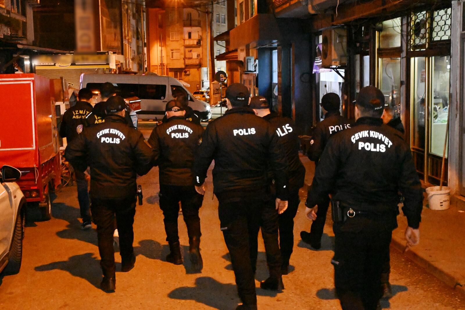 Kocaeli’de Polis Ekiplerinin Kumar, Tombala Ve Yasadışı Bahis Uygulamasında 245 Işletme Ve 2 Bin 416 Kişi Denetlendi. Kumar Oynayan 7 Kişiye 81 Bin 228 Tl Ceza Kesilirken, Aranan 2 Kişi Yakalandı (4)