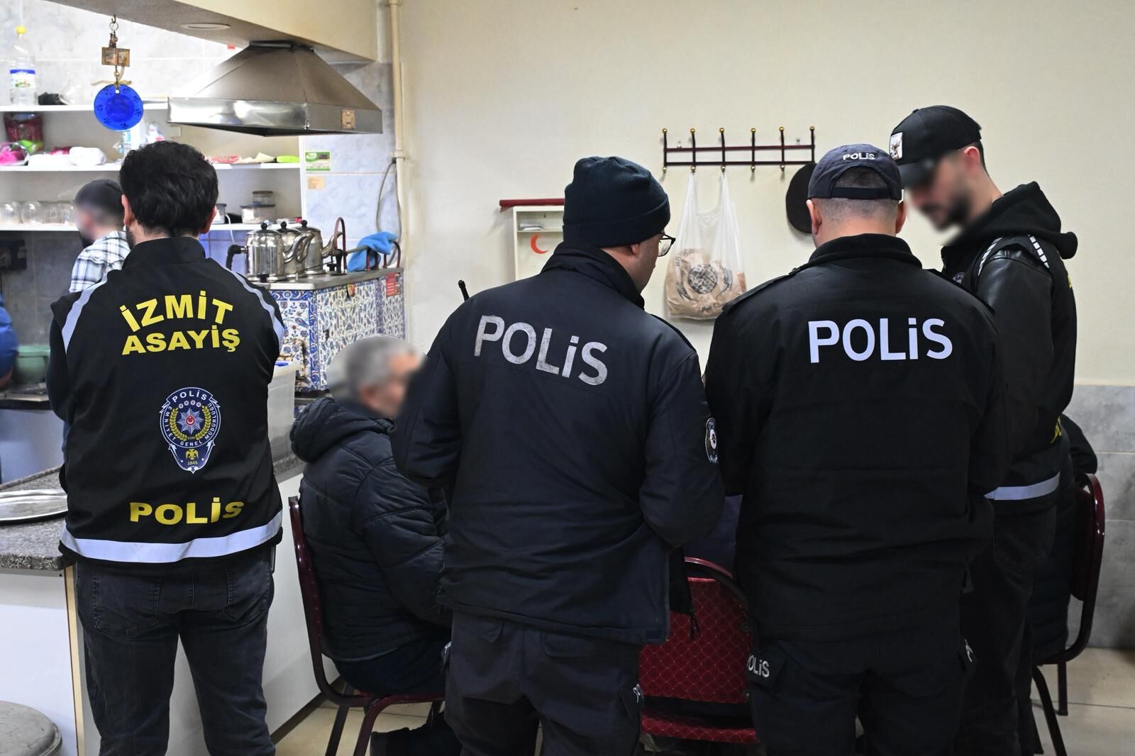 Kocaeli’de Polis Ekiplerinin Kumar, Tombala Ve Yasadışı Bahis Uygulamasında 245 Işletme Ve 2 Bin 416 Kişi Denetlendi. Kumar Oynayan 7 Kişiye 81 Bin 228 Tl Ceza Kesilirken, Aranan 2 Kişi Yakalandı (6)