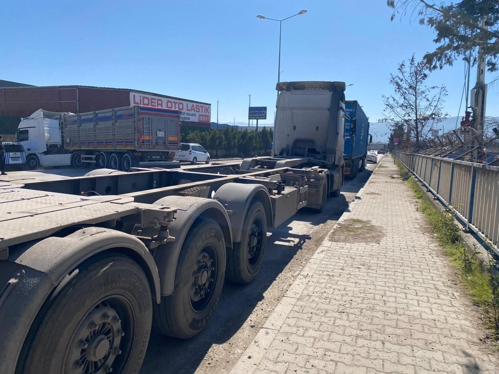 Kocaeli̇'de Sürücü İki̇ Tir Arasinda Kalarak Feci̇ Şeki̇lde Can Verdi̇ 02