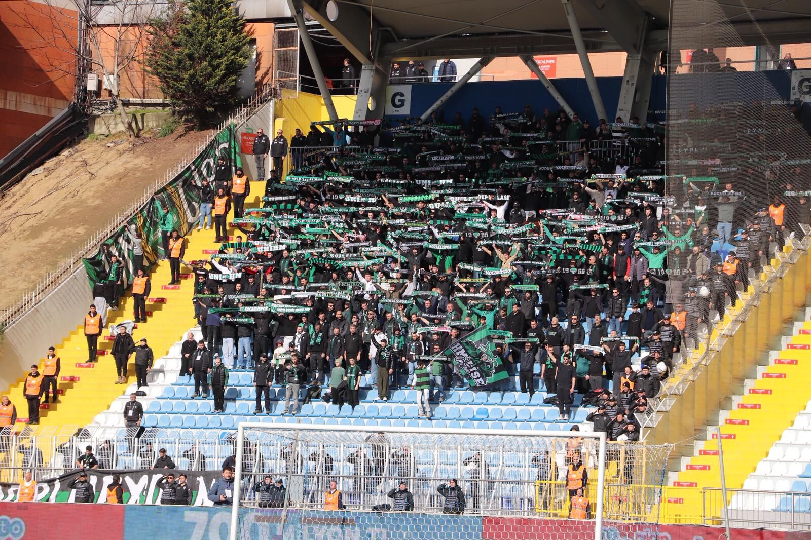 Kocaeli̇spor’dan Erken Gol! Tri̇bünlerde Kisa Süreli̇ Gergi̇nli̇k 1