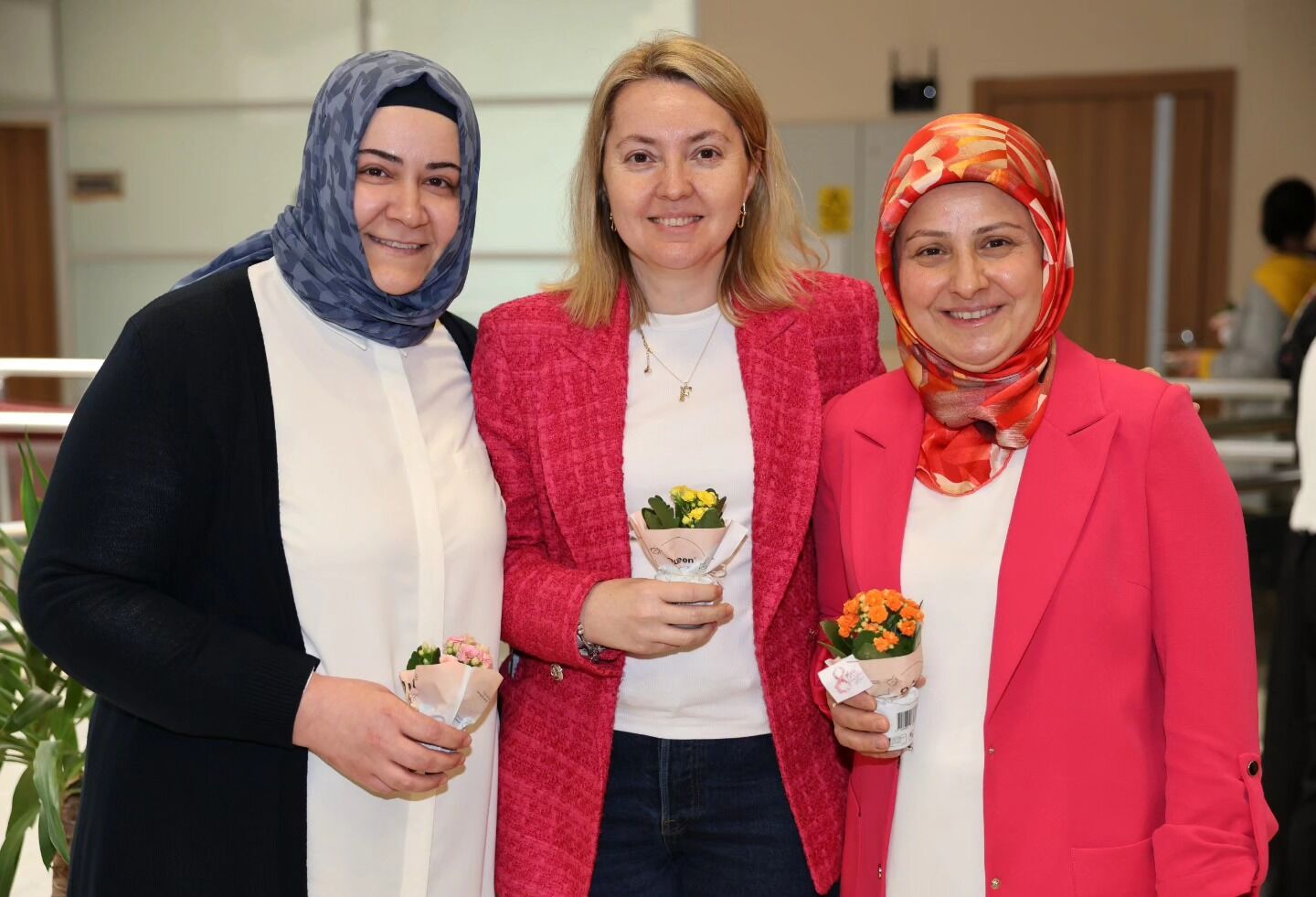 Körfez Belediye Başkanı Şener Söğüt, 8 Mart Dünya Emekçi Kadınlar Günü Dolayısıyla Belediyede Görev Yapan Kadın Personelle Buluştu, Kadınların Toplumdaki Rolüne Dikkat Çekti (1)