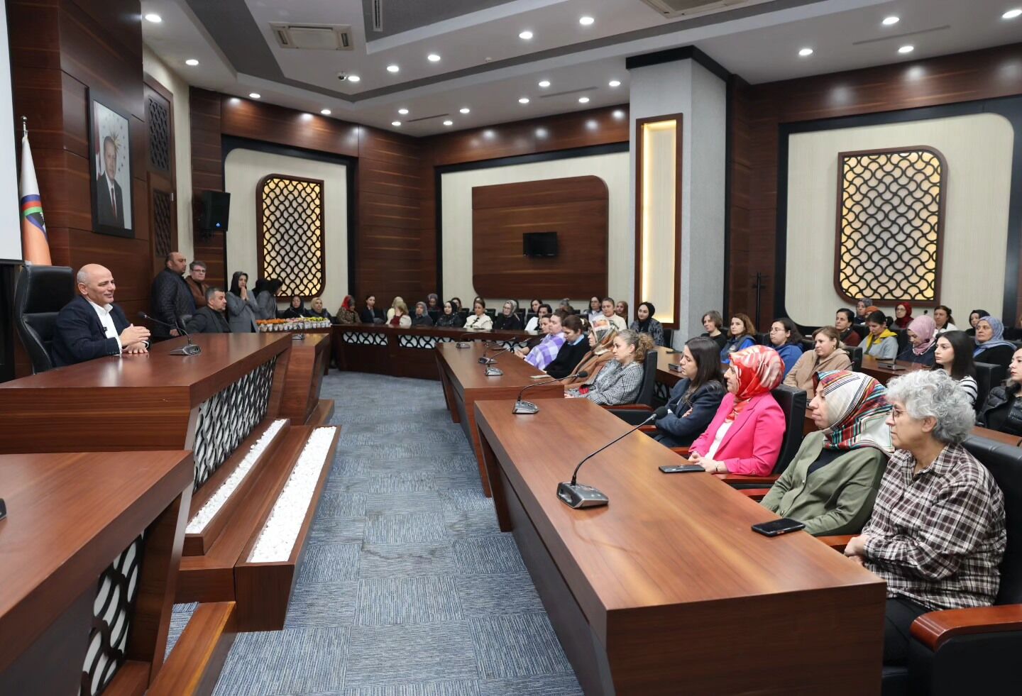 Körfez Belediye Başkanı Şener Söğüt, 8 Mart Dünya Emekçi Kadınlar Günü Dolayısıyla Belediyede Görev Yapan Kadın Personelle Buluştu, Kadınların Toplumdaki Rolüne Dikkat Çekti (4)