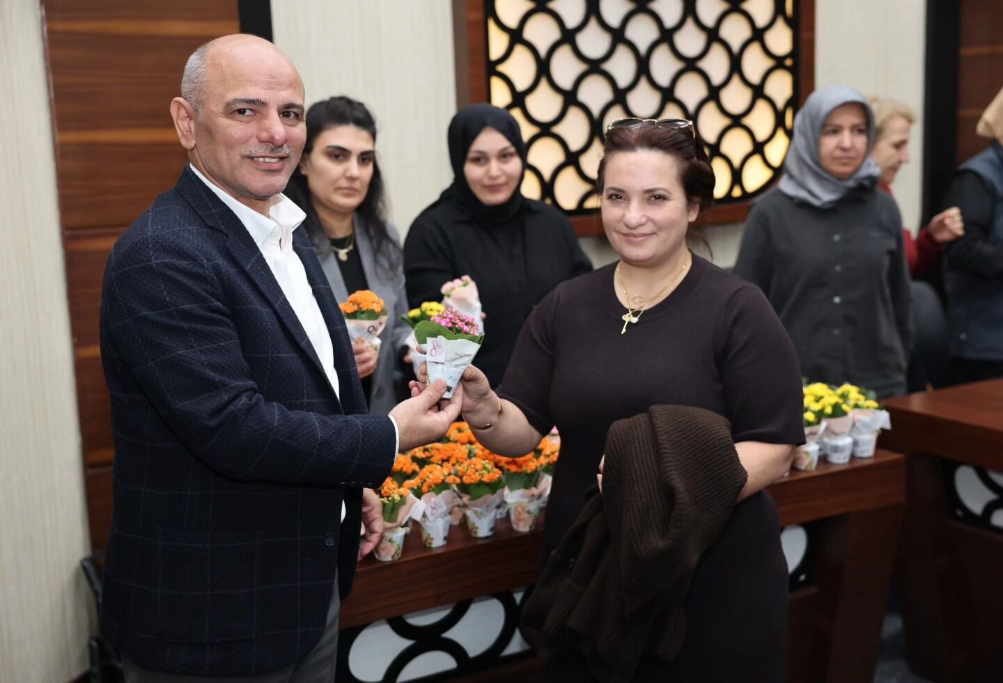 Körfez Belediye Başkanı Şener Söğüt, 8 Mart Dünya Emekçi Kadınlar Günü Dolayısıyla Belediyede Görev Yapan Kadın Personelle Buluştu, Kadınların Toplumdaki Rolüne Dikkat Çekti (5)