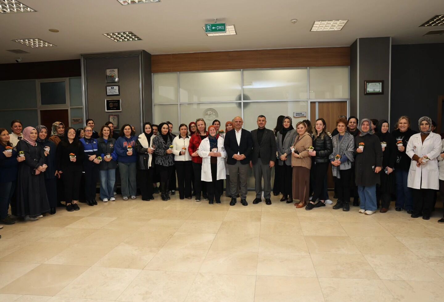 Körfez Belediye Başkanı Şener Söğüt, 8 Mart Dünya Emekçi Kadınlar Günü Dolayısıyla Belediyede Görev Yapan Kadın Personelle Buluştu, Kadınların Toplumdaki Rolüne Dikkat Çekti (6)