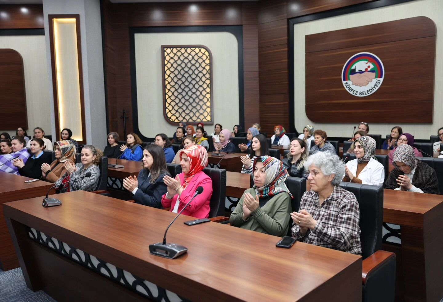 Körfez Belediye Başkanı Şener Söğüt, 8 Mart Dünya Emekçi Kadınlar Günü Dolayısıyla Belediyede Görev Yapan Kadın Personelle Buluştu, Kadınların Toplumdaki Rolüne Dikkat Çekti (7)