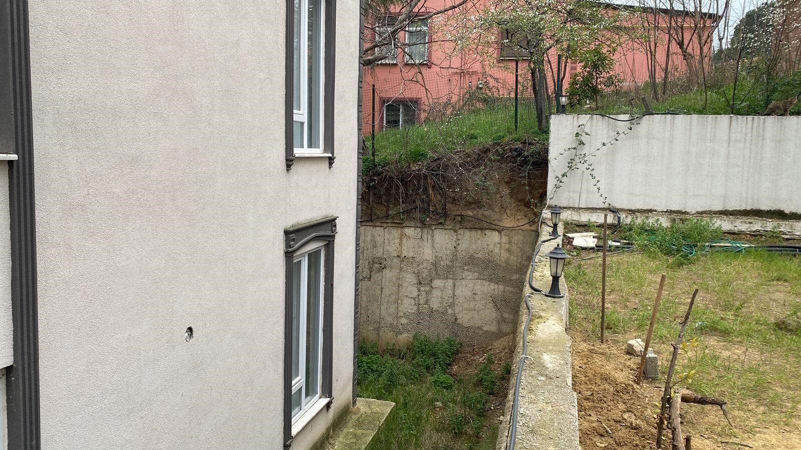 Körfez’de Si̇te Bahçesi̇nde Bulunan İnsan Kemi̇kler Mahalleyi̇ Tedi̇rgi̇n Etti̇ “İlk Başta Hayvan Kemi̇ği̇ Sandim” (5)