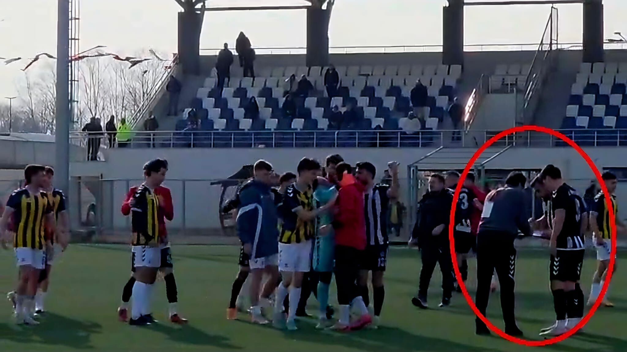 Mahalle Yaniyor, Murat Son Takti̇k Yaziyor! ​Kaosun Ortasinda Bi̇r Sükunet Adasi-1