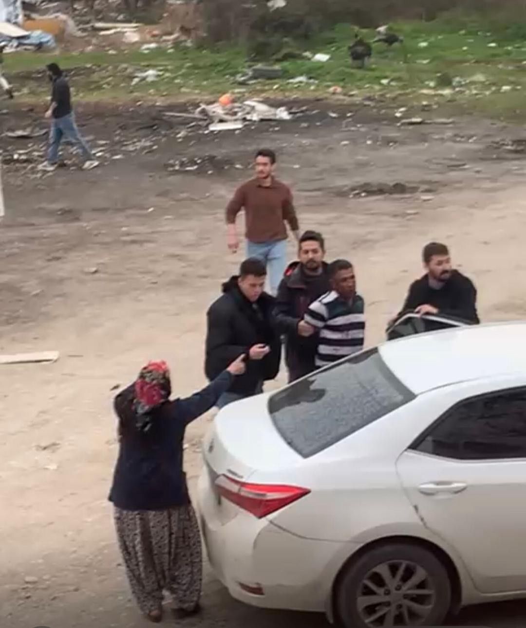 Mahallede Gergi̇n Operasyon Fi̇rari̇ Hükümlü İçi̇n Poli̇se Di̇rendi̇ler (1)