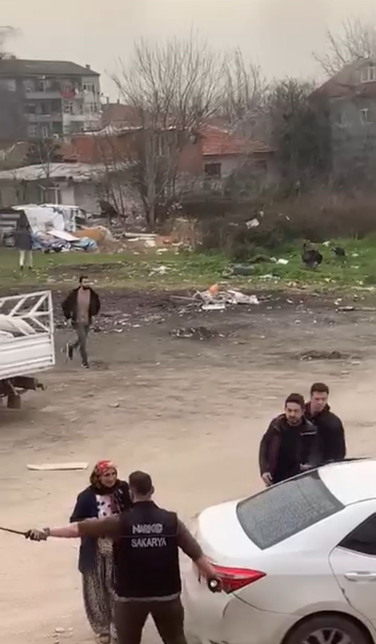 Mahallede Gergi̇n Operasyon Fi̇rari̇ Hükümlü İçi̇n Poli̇se Di̇rendi̇ler (3)