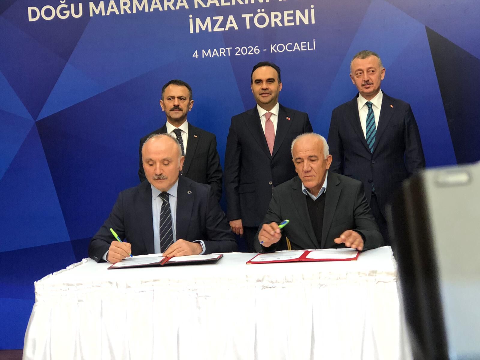 Mehmet Fati̇h Kacir Kocaeli̇’de Proje Sözleşmeleri̇ni̇ İmzaladi 2-1